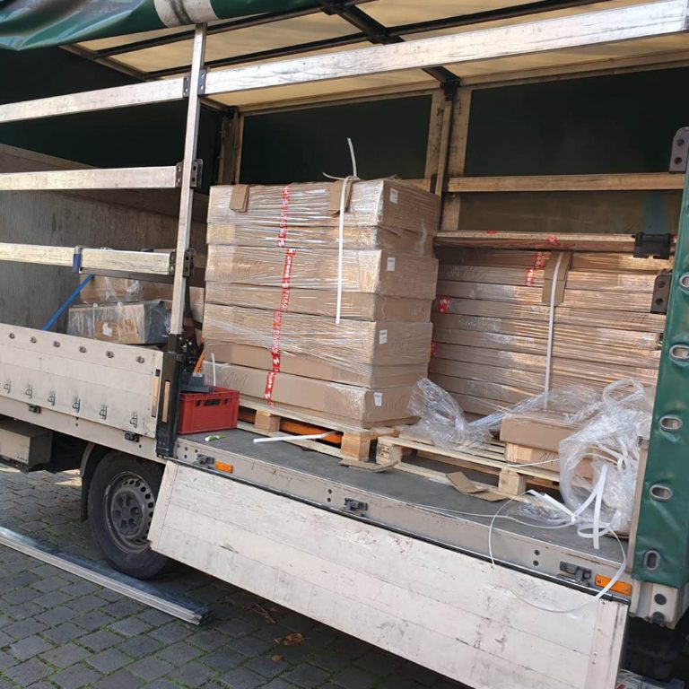 Pakete mit Messebauteilen vor dem Entladen auf dem LKW - Impression Möbelmontagelogistik