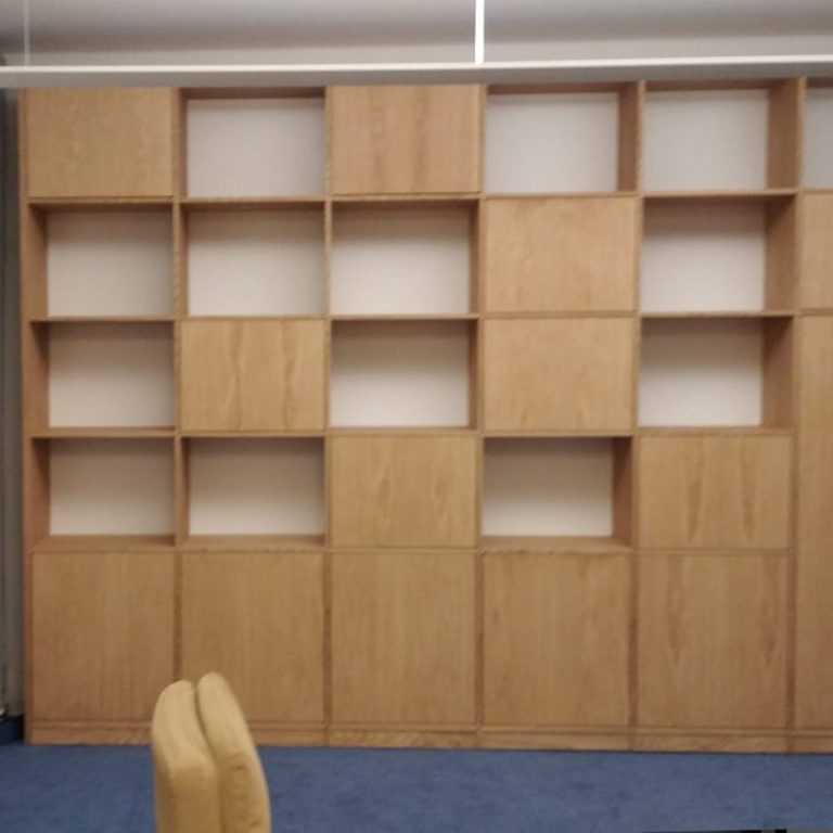 modularer Holzschrank mit offenen und geschlossen Regalen