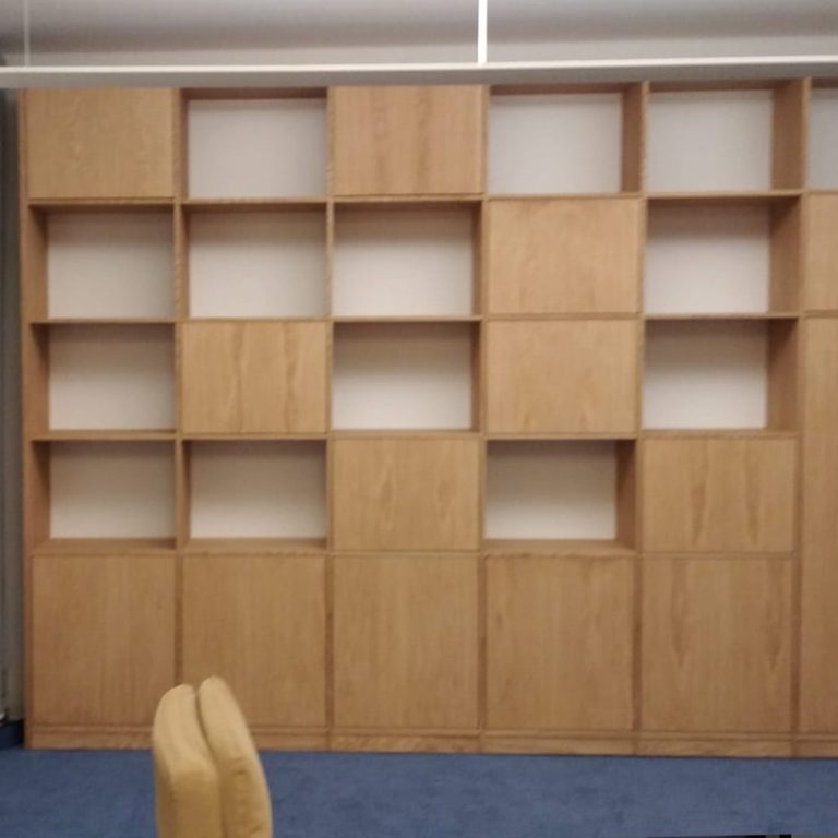 modularer Holzschrank mit offenen und geschlossen Regalen