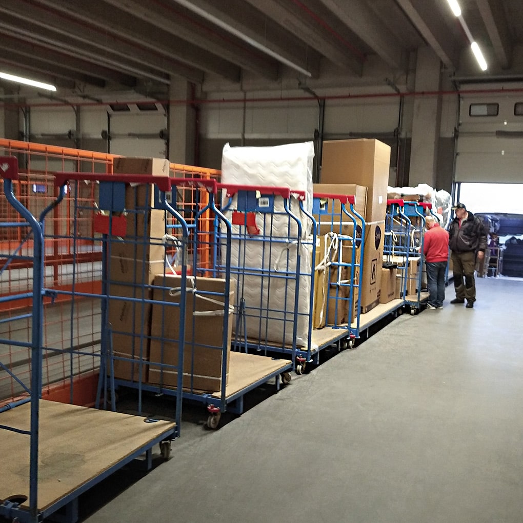 Möbel auf Lagerboxcontainern vor dem Abtransport Beispiel für professionelle Möbelmontage-Logistik