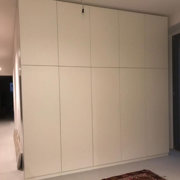 weisser Schrank mit vollstaendig glatten Fronten