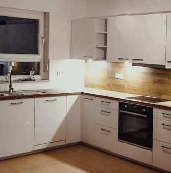 Impression einer ausgeführten Küchenmontage, helle, moderne Eckküchenzeile
