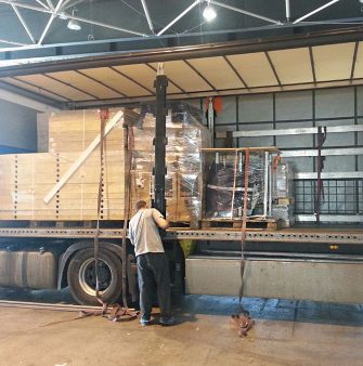 Möbelmontage-Logistik - ein LKW wird mit Messebaumaterialien beladen